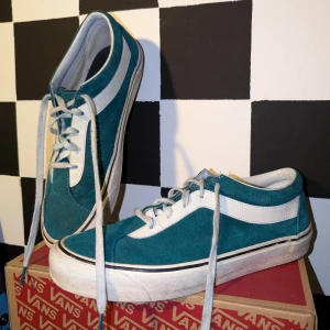 Vans mocka - Ett par mocka vans i retro stil.  Stl 46/12  Inte helt nya, men mycket bra skick.