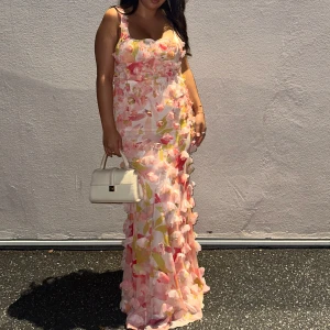 Långklänning - Säljer en supersnygg klänning i 3D blommor från asos som är slutsåld. Använd en kväll. Storlek 36, pris kan diskuteras vid snabb affär. (Köpt för 1600) 🩷