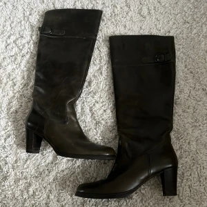 Sjukt snygga boots i olivgrön/brun färg  - Så fina men tyvärr för små på mig 😥