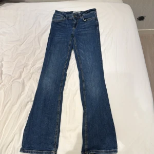Lågmidjade jeans - Lågmidjade bootcut jeans från zara
