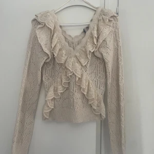 Volang topp - Säljer en jättefin volang topp från Zara som är använda några gånger, säljer nu den inte kommer till användning längre och pris går att diskutera