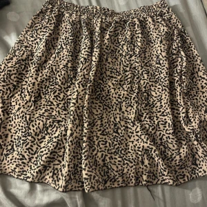 Leopard kkol - Säljer en fin leopard kjol som inte kommit till användning och är helt i nyskick☺️