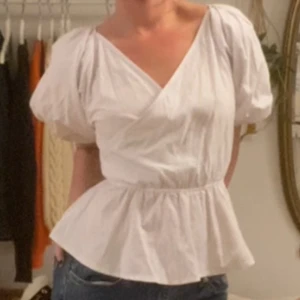 Blus från NAKD - Jätte fin blus med puffärm! Aldrig använd🤍🤍🤍