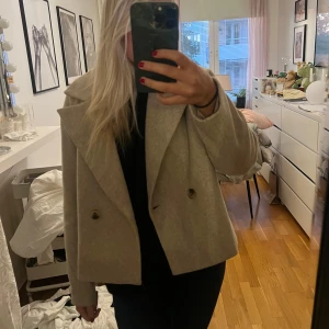 Kappa - Säljer denna jättefina beigea kappa nu till hösten🍂