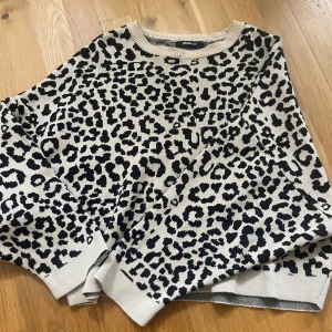 Leopard tröja  - Så snygg leopard stickad tröja, jätte trendig men har för många så den kommer inte till användning. Så snygg och passar alla storlekar från xs-l 🩷om ni har frågor eller vill diskutera pris är det bara att skriva privat, vill sälja snabbt 