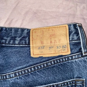 Vintage Levi's jeans  - Säljer ett par klassiska blå (högmidjade tror jag) mom jeans från Levi's 538 vintage (tror jag) i storlek W30 L32. väldigt bra skick skulle jag säga. Jeansmaterialet är slitstarkt och bekvämt. Försluts med knappar istället för dragkedja. Ej stretch. 