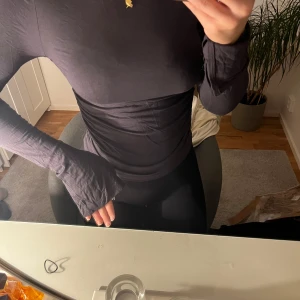 Grå långtröja  - En grå långärmad tröja från Gina i storlek s. Använd max 2 gånger med split i ändarna på armarna. Liten scrunch på sidan av tröjan. 