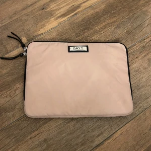 Day Datafodral - Ett rosa datafödral i gott använt skick. Har inget behov av den längre så jag inte har en dator.  Jag hade en chrome bock som passade perfekt i fodralet 💻❤️