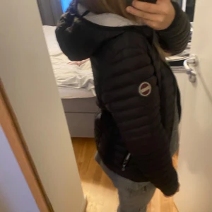 Ny colmarjacka! - As snygg ny colmar jacka i S-xs för jag har 2, pris kan diskuteras. den är inte sönder på någotställe och den är bara andvänd vid bilden. 