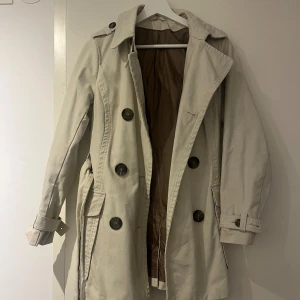 Trenchcoat - Trenchcoat i färgen beige