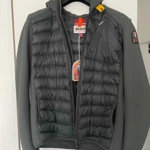 Parajumper Cardigan Storlek M - Säljer min Parajumper nolan storlek M. Aldrig använd samt att den har lappen kvar. Nypris är cirka 4300kr. ✨Pris kan diskuteras.✨Hör av er vid frågor eller intresse!! 🌟kvitto finns 🌟