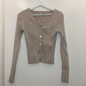 Stickad tröja - Fin stickad tröja med v-ringning. Från NAKD. Storlek M. Använd endast ett fåtal gånger så skicket är som nytt. 