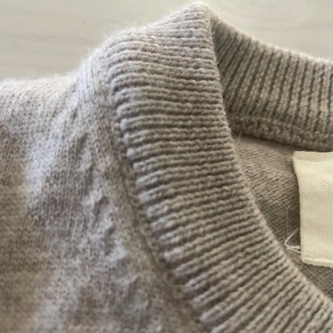 Beige stickad tröja - 90