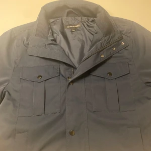 J.lindberg jacka - Säljer min field jacket från J.Lindberg då den är för stor, jackan är i 10/10 skick (endast använd ett fåtal gånger)  Storlek: S   Hör av er om ni vill ha mer bilder eller funderingar!