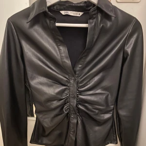 Skjorta - Så cool skinnskjorta från zara 
