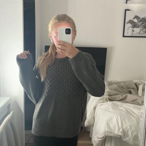 Snygg höstig tröja - Jättesnygg höstig grå tröja. Använder inte alls pga att jag har för många tröjor😊
