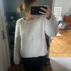 Stickad tröja - Säljer denna mysiga stickade tröjan från hm. Köpt förra året, storlek s. Är dock lite urtvättade i innerrarmarna. Nypris 599