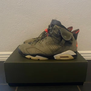 Travis scott Jordan 6 - Fina Travis scott jordan 6 retro Skick : 7/10 lite smuts men inget som inte går att tvätta bort  Få på svenska marknaden  Storlek 45,5 / US 11,5   Tar trades och bud. Bara att fråga på😇