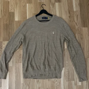 Ralph Lauren stickad tröja - Jättefin stickad tröja från Ralph Lauren, väldigt bekväm vilket gör den perfekt till hösten och vintern!
