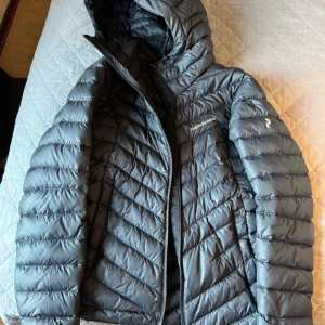 Peak performance jacka  - Svart peak jacka i storlek S, som inte kommer till användning längre. Det finns två små hål (se bild 5) där dunet sticker ut lite men inget man tänker på om man inte kollar nära. 