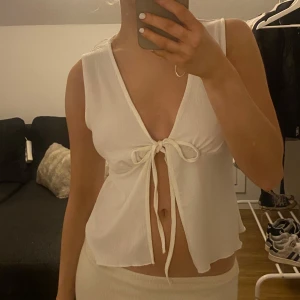 Söt topp / blus med snörning  - Nyskick 