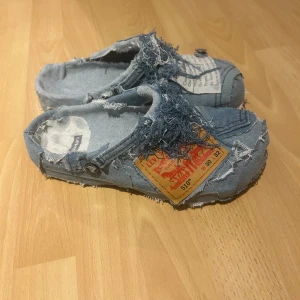 Limiter edition jeans crocs  - Ett par skit snygg limiter edition jeans crocs. Skit häftiga och är verkligen ett statement piece. Storlek 43. Om mer frågor skriv! 