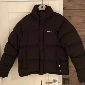 Axel arigato halo-down jacket - Strl L, o väldigt bra skick nästan aldrig använd bara hängt i garderoben. Skriv vid fler frågor