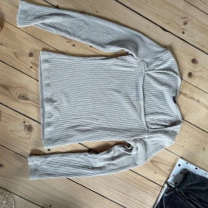 Långärmad tröja med rak urringning  - Jättefin aldrig använd stl S