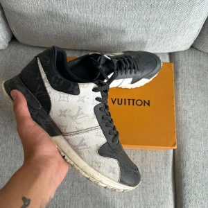 Louis vuitton skor run away Trainers - Louis vuitton skor helt fräscha lite använd dock inga skador garanterat nöjda me skorna bästa service här.