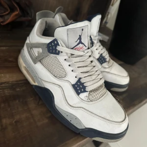 Jordan 4  - Bra skick  Storlek 44  Pris kan diskuteras 