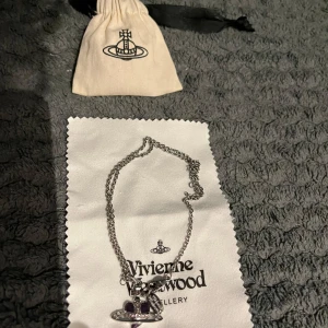 Vivienne Westwood - Säljer ett riktigt snyggt Vivienne Westwood halsband för att riktigt bra pris. Vid frågar är det bara att fråga mig. Pris går att diskuteras under snabb affär