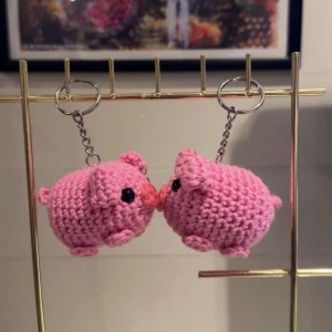 Virkade nyckelringar - Virkade nyckelringar i form av grisar. Pussas med hjälp av magnet. Säljs i set om 2.