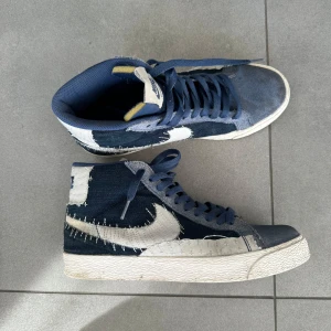 Nike blazer sashiko denim - Unika och coola Nike blazers. Väl använda men har inga defekter, dock lite smutsiga som man ser på bilderna. Nypris ca 2000kr