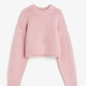 Rosa stickad  - As snygg rosa stickad kort tröja. Strl L men passar alla. Säljer för 200kr. Inga defekter 