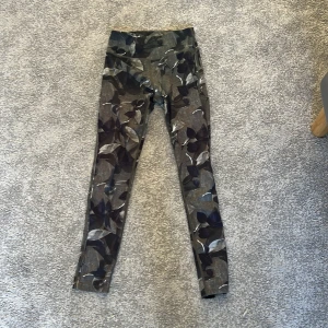 Träningstights - Säljer denna fina mönstrade träningstights. De är köpa på stadium, de är väldigt bekväma. Storleken är 148/152☺️💗