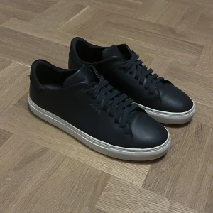 Arigatos Clean 90s - Ett par marinblåa arigatos som användes för bal men som sedan inte kommit till användan så många gånger efter det. Skulle tippa på att dom är använda drygt 10 gånger och är i väldigt bra skick.✌🏻Pris går att diskutera.