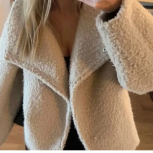 Kappa Gina tricot - INTRESSEKOLL på min super mysiga kappa från Gina tricot💗💗Teddy material och perfekt nu till hösten/vintern! kan även byta till strl s☺️ skriv vid fler frågor!