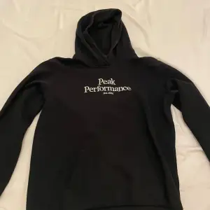 Säljer min Peak Performance hoodie. Den har används få gånger. Skick 7/10