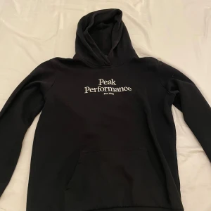 Peak Performance  - Säljer min Peak Performance hoodie. Den har används få gånger. Skick 7/10