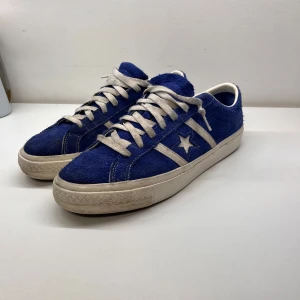 Blå Converse storlek 45 - Använda men gott skick, går att få renare. Pris ej hugget i sten.