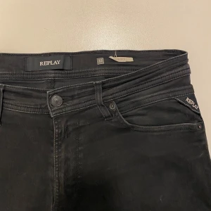  replay jeans - Svart replay jeans i väldigt bra skick, modellen heter jondrill vilket är en mer slim modell, (strl W33 L34) skriv vid minsta fråga eller fundering💯👍