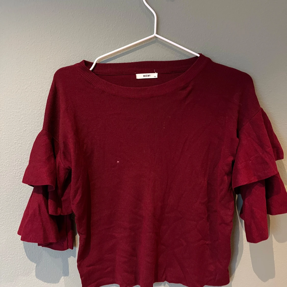 Vinröd tröja med volangärmar från Moewy