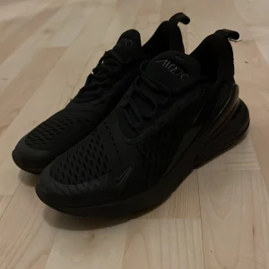 Svarta Nike Air Max sneakers - Snygga helsvarta air Max 270. Skick ser du på bilderna. Pris kan diskuteras!