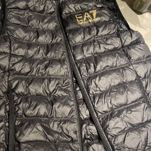 Svart dunväst från Emporio Armani - pris går att diskutera!