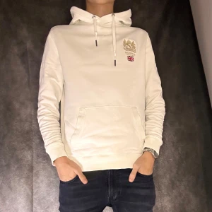 Morris hoodie vit - Mycket fint skick, size M fits S, person på bild 180 63 kg