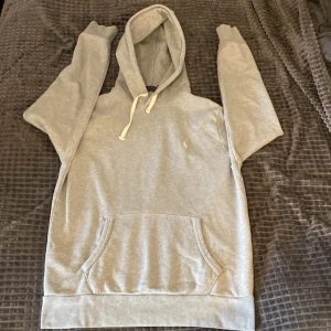 Ralph Lauren hoodie - Säljer en snygg Ralph Lauren hoodie som är i mycket bra skick, kostar 2195 säljer för 1150, men kan säljas för 1000 vid en snabb affär. Den är i storlek Medium!