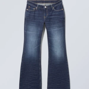 WEEKDAY low waist bootcut jeans - Noca Low wrinkle bootcut jeans från WEEKDAY, fin mörk blå färg med vissa ljusa delar. 