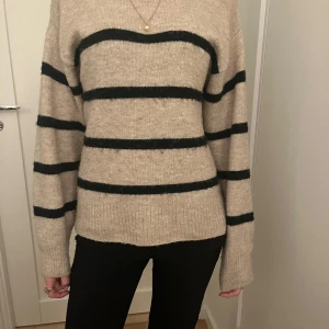 Beige och svart randig tröja - Säljer en beige tröja med svarta ränder. Tröjan är i stolek xs men passar mig som är 172. Från h&m.