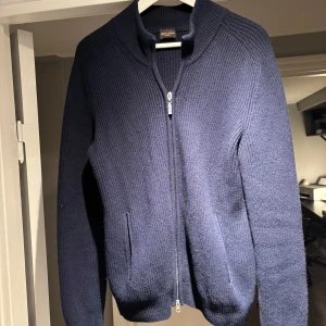 Mörkblå kashmir kofta från Rose & Born -  mörkblå kashmir kofta från Rose & Born. Nypris: 4299kr    Mitt pris 1099kr