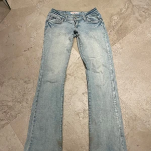 Jeans - Lågmidjade jeans i ljusblå färg 🩵